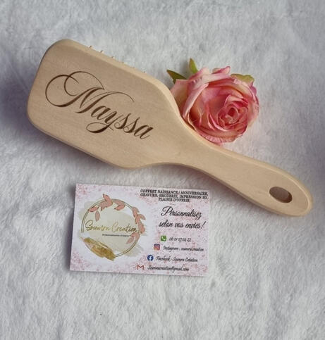 Brosse à cheveux - 8 €