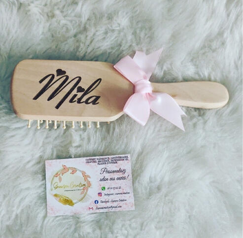 Brosse à cheveux - 8 €